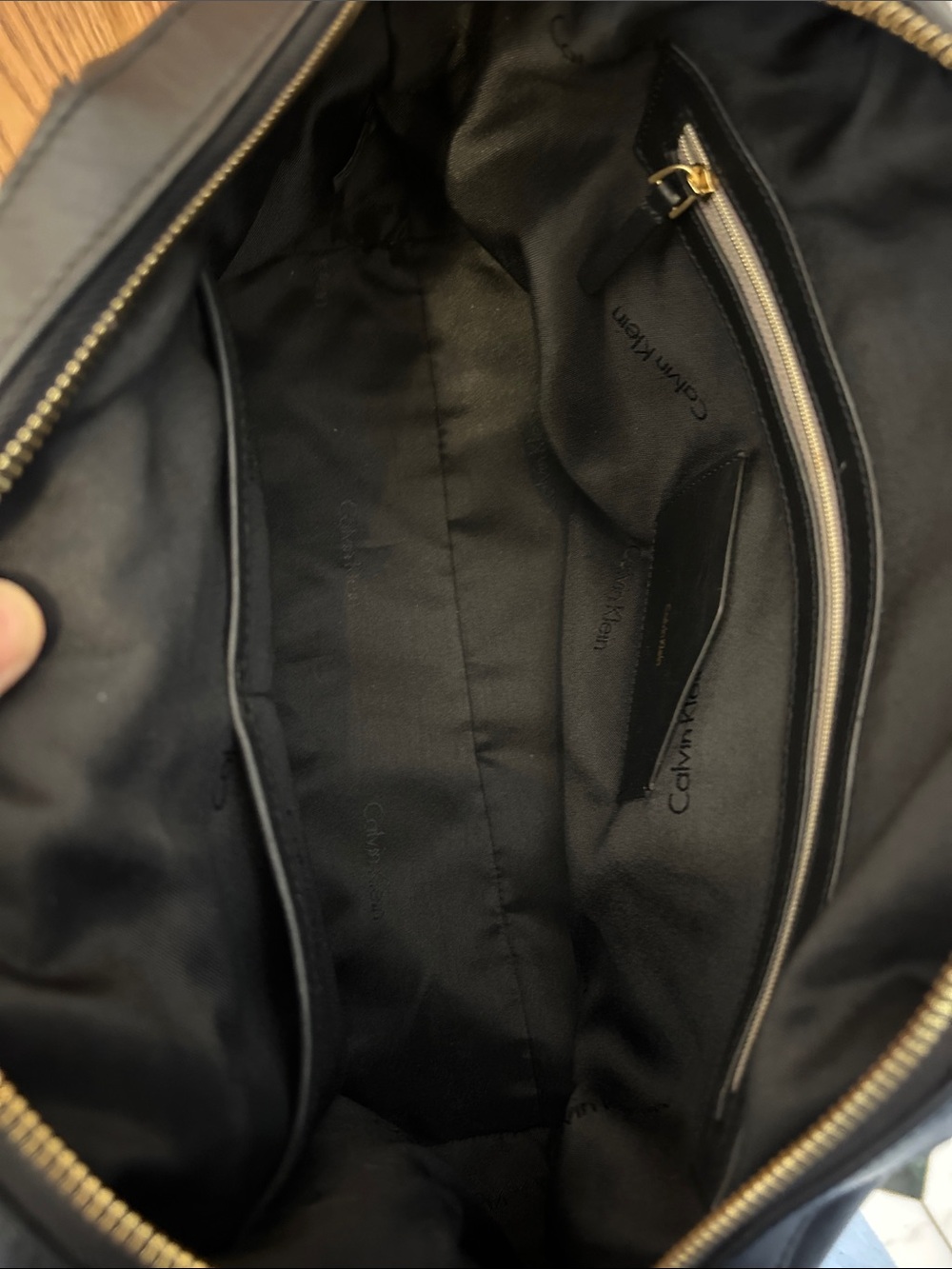 Calvin Klein Black Leather Shoulder Bag with Gold-Tone Accent image 6